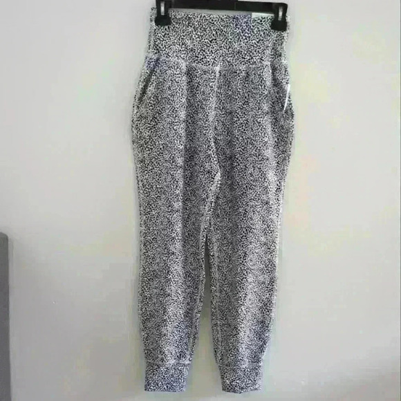 OLD NAVY | Women's White/Black/Grey Spotted High Rise Powersoft 7/8 Ank… - Picture 3 of 7